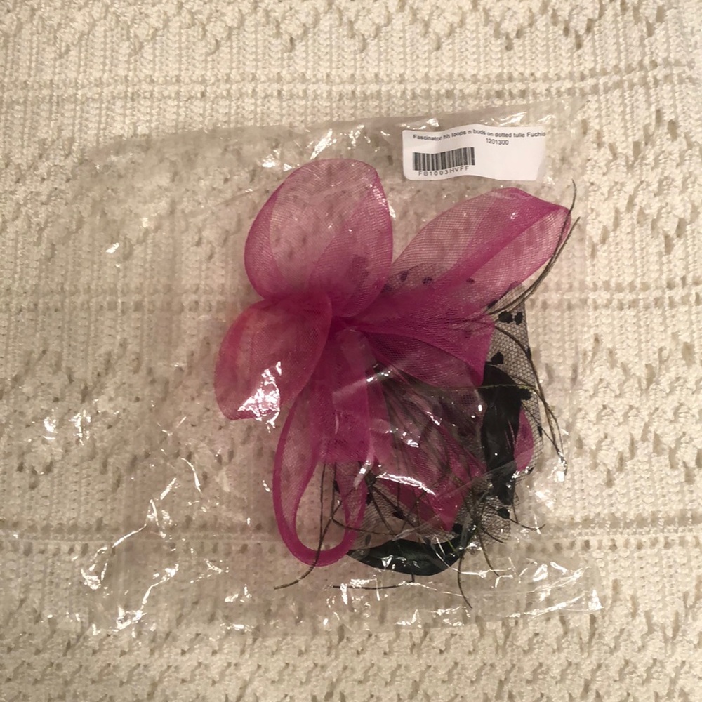 Ladies fuschia tulle fascinator